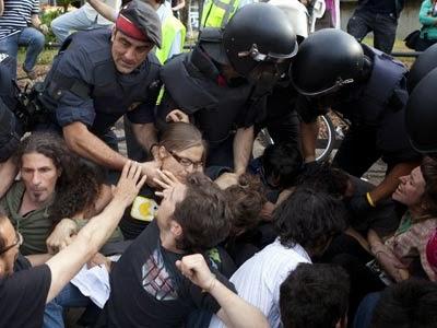 ASÍ PEGAN LOS MOSSOS EN BARCELONA...Y LOS PSICÓPATAS DE MÁS DE VEINTE PAÍSES, QUIEREN VENR A PEGAR AQUÍ, COMO QUEDAN IMPUNES...!!!28-11-2013... ASÍ PEGAN LOS MOSSOS EN BARCELONA...Y LOS PSICÓPATAS DE MÁS DE VEINTE PAÍSES, QUIEREN VENR A PEGAR AQUÍ, COMO QUEDAN IMPUNES...!!!28-11-2013...