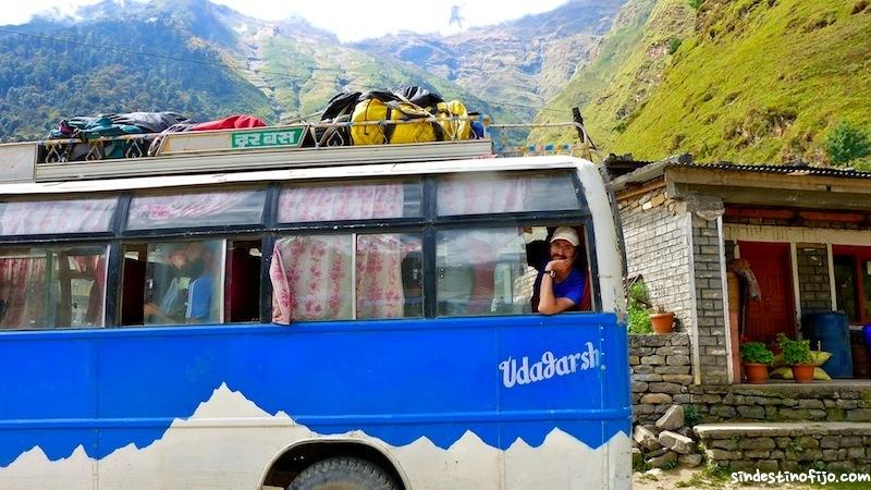 El bus de Babel – 19 hrs por los Himalayas Bus de Jomson