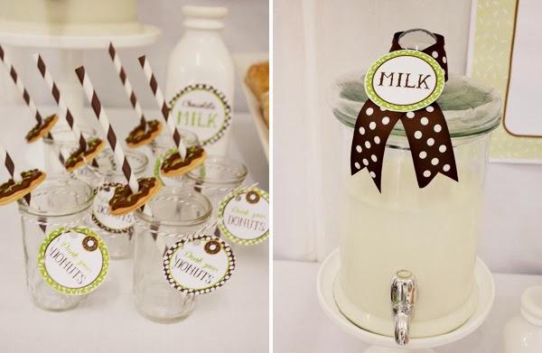 UNA FIESTA DE CUMPLEAÑOS CON DONUTS UNA FIESTA DE CUMPLEAÑOS CON DONUTS