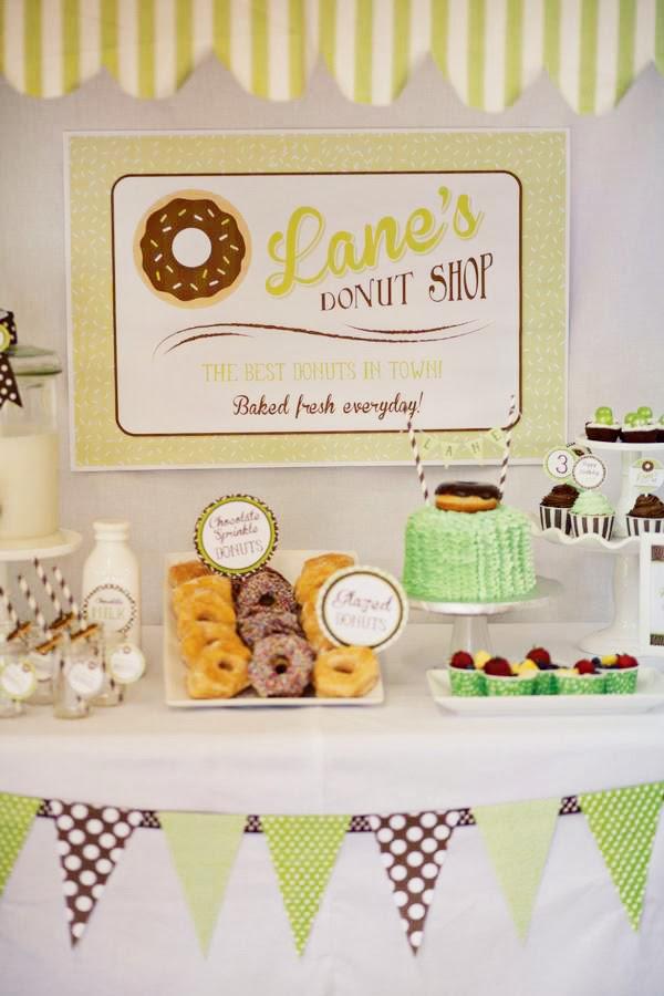 UNA FIESTA DE CUMPLEAÑOS CON DONUTS UNA FIESTA DE CUMPLEAÑOS CON DONUTS