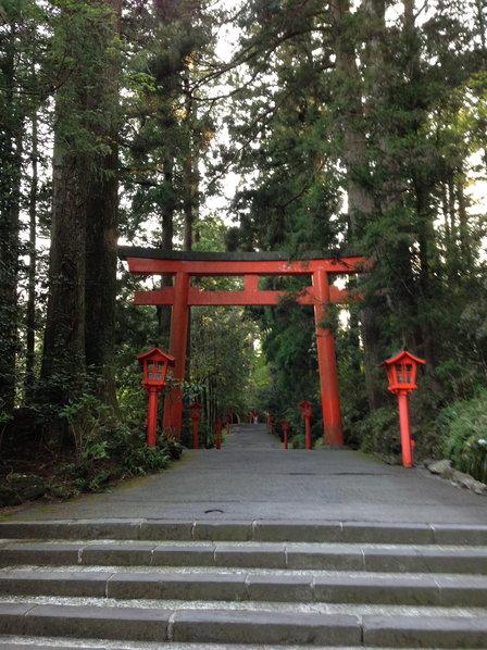 Hakone Hachidan Taikai: el taikai de los titanes Acceso al templo de Hakone, donde se celebra el torneo de hachidan de iaido, para maestros y octavos danes.