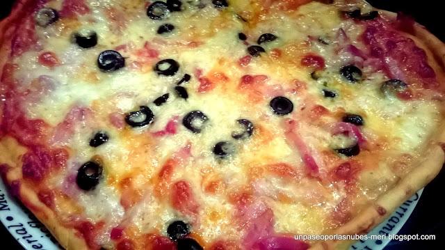 PIZZA DE BEACON, MOZZARELLA Y ACEITUNAS NEGRAS CON MASA DE PIZZA DE TOMATE Y ALBAHACA