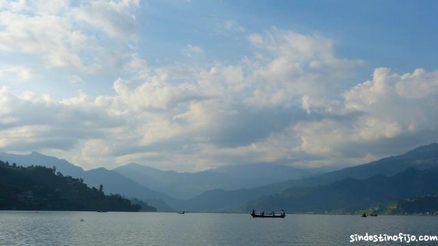 Pokhara, Nepal. Un lago con los Himalayas de fondo Lago de Pokhara