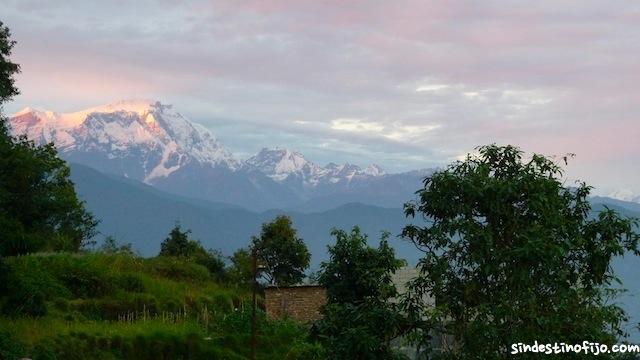 Pokhara, Nepal. Un lago con los Himalayas de fondo Pokhara en Nepal