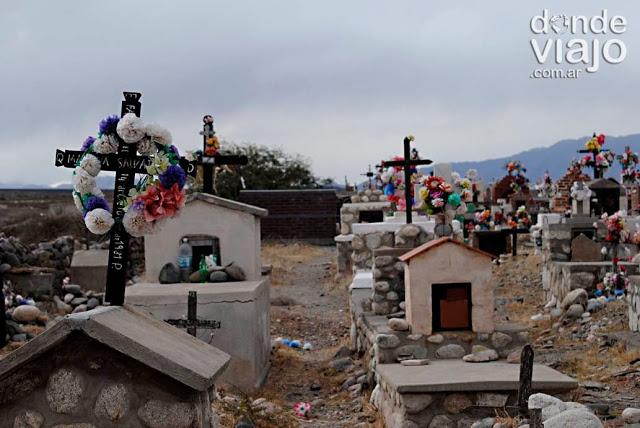 Flores y colores en el cementerio (Cachi) Flores y colores en el cementerio (Cachi)
