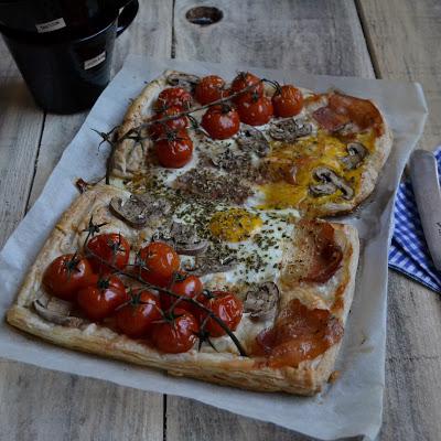 HOJALDRE DE HUEVOS CON BACON HOJALDRE DE HUEVOS CON BACON