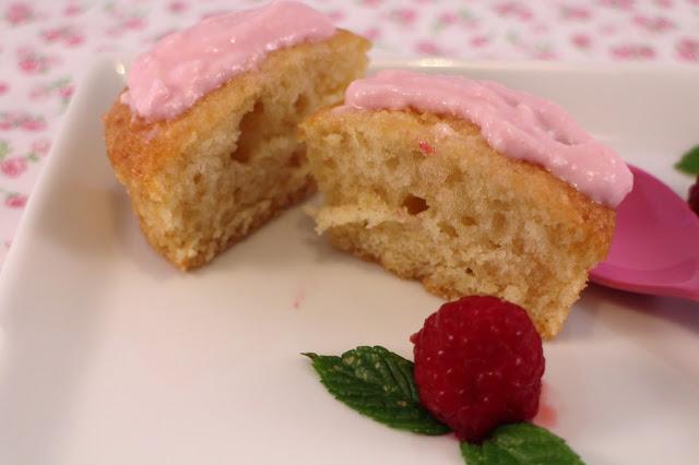 Cupcakes de frambuesa con frosting de queso crema Cupcakes de frambuesa con frosting de queso crema