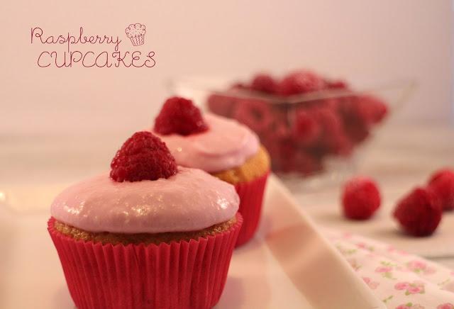 Cupcakes de frambuesa con frosting de queso crema Cupcakes de frambuesa con frosting de queso crema