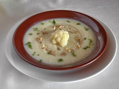 Crema de coliflor con queso y frutos secos