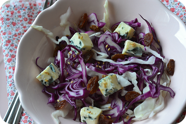 Ensalada de col blanca, lombarda y queso azul