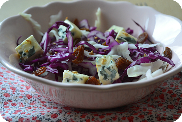 Ensalada de col blanca, lombarda y queso azul