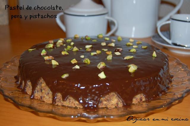 Pastel de chocolate, pera y pistachos