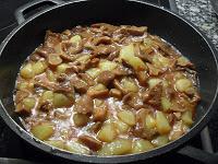 Pollo con rovellons (níscalos) y patatas Pollo con rovellons (níscalos) y patatas