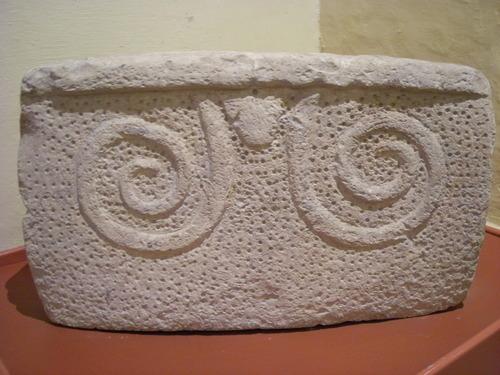 Templos megalíticos de Malta Dintel con volutas y granulado del templo de Ħaġar Qim