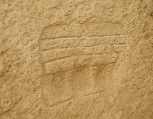 Templos megalíticos de Malta Inscripción esquemática de un templo en una de las paredes de Mnajdra