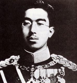 El emperador Hiro-Hito se dirige al pueblo anunciando la rendición de Japón en la II Guerra Mundial