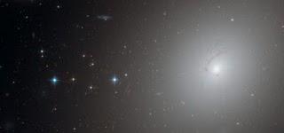 Un signo de interrogación cósmico Fotografía de NGC 4696 obtenida por el telescopio Hubble