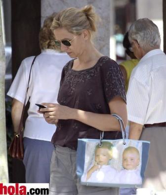 La Infanta Cristina y su bolso personalizado con las fotografías de sus hijos. La Infanta Cristina y su bolso personalizado con las fotografías de sus hijos.