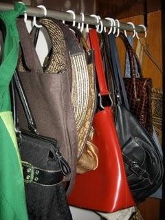 Idea CreaOrden: Guinda tus carteras en tu closet Idea CreaOrden: Guinda tus carteras en tu closet