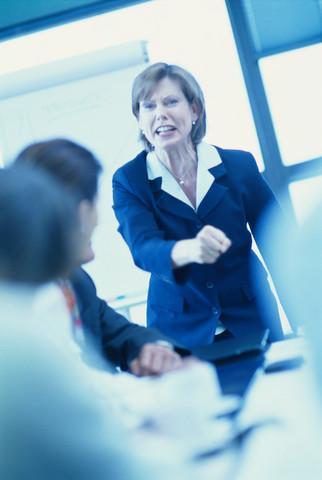 Si gritas, no convences Business woman screaming in a meeting