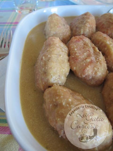 RULOS DE CARNE CON JAMON EN SALSA DE ALMENDRAS RULOS DE CARNE CON JAMON EN SALSA DE ALMENDRAS