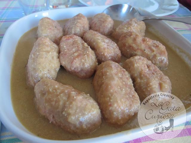 RULOS DE CARNE CON JAMON EN SALSA DE ALMENDRAS RULOS DE CARNE CON JAMON EN SALSA DE ALMENDRAS