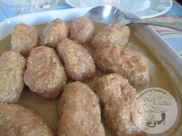 RULOS DE CARNE CON JAMON EN SALSA DE ALMENDRAS RULOS DE CARNE CON JAMON EN SALSA DE ALMENDRAS