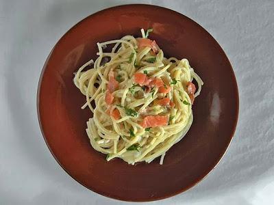 Espaguetis con carbonara de salmón ahumado