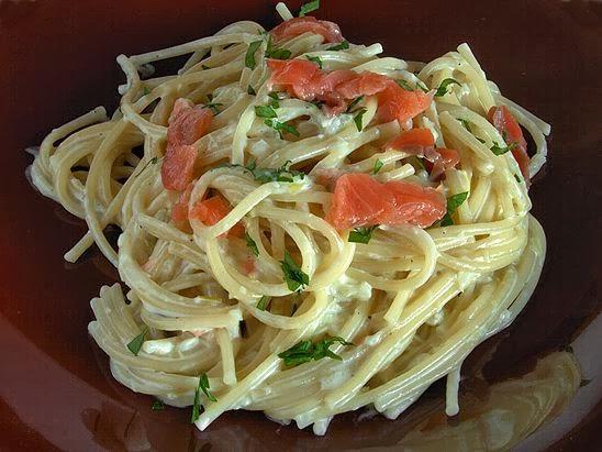 Espaguetis con carbonara de salmón ahumado