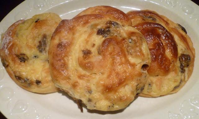 Caracolas rellenas con ciruelas pasas y crema pastelera