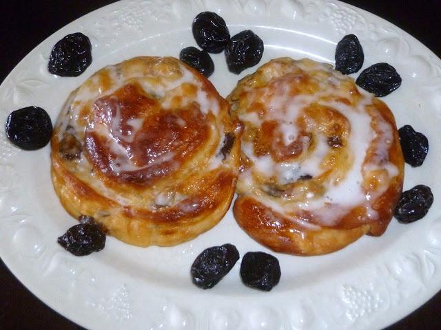 Caracolas rellenas con ciruelas pasas y crema pastelera