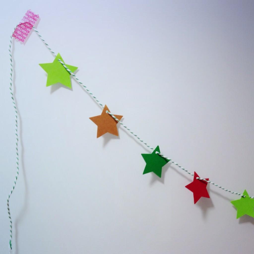 DIY: un árbol de Navidad fácil fácil para hacer con los pekes guirnalda-estrellas-navidad