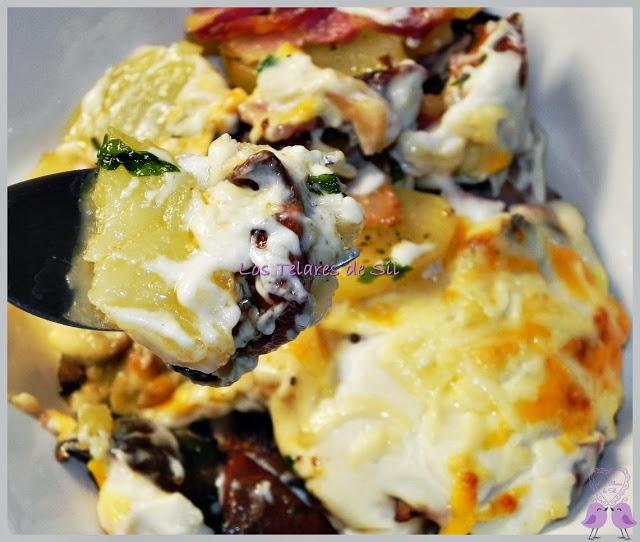 PATATAS CON NÍSCALOS, BACON Y BECHAMEL PATATAS CON NÍSCALOS, BACON Y BECHAMEL