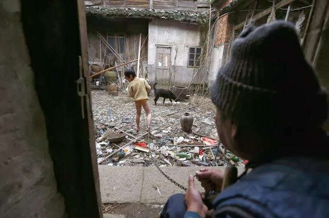 Niño chino con problemas mentales encadenado