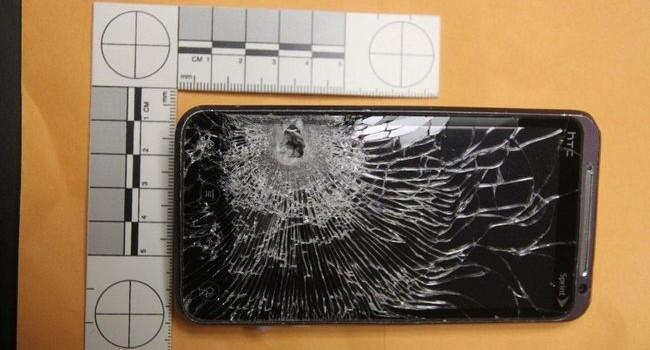 Guardia de seguridad baleado se salva gracias a su celular Guardia de seguridad baleado se salva gracias a su celular