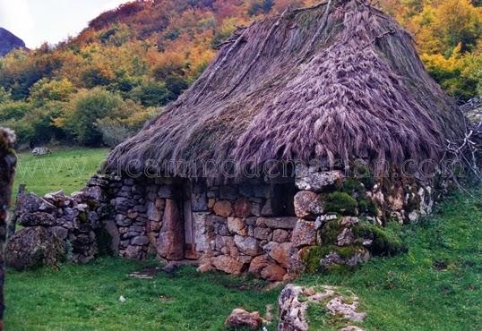 Braña de Mumián, senderismo asturiano entre prados y cabañas