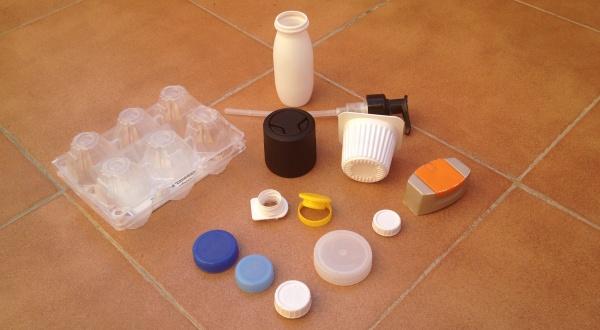 Nuestro cubo de basura está repleto de distintos tipos de plásticos