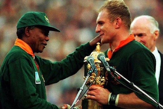 403025-nelson-mandela-and-francois-pienaar