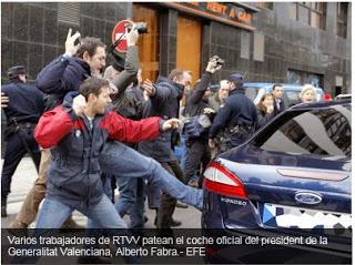 Trabajadores de RTVV abuchean a Fabra y piden su dimisión.