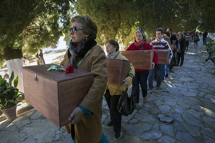CAZALLA DE LA SIERRA SELLA SUS HERIDAS 1386355600_311027_1386355695_noticia_grande