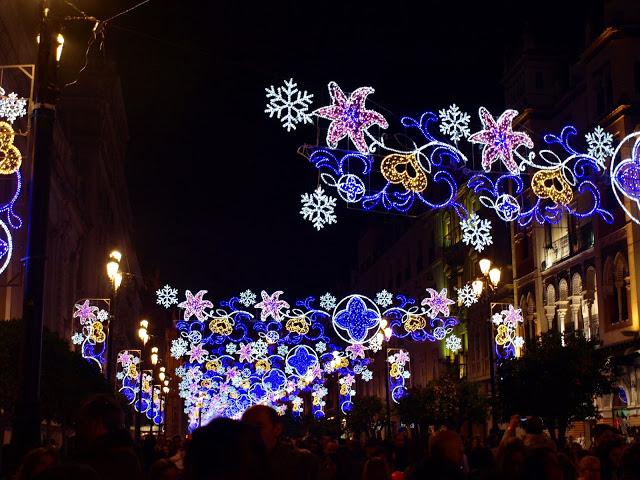 Iluminación navideña en la Avenida de la Constitución.
