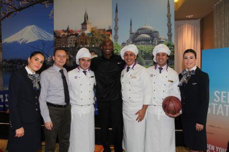 Kobe Bryant con la tripulación de Turkish Airlines
