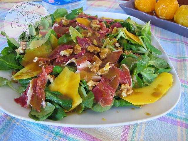 ENSALADA DE CANONIGOS CON JAMON Y MANGO ENSALADA DE CANONIGOS CON JAMON Y MANGO