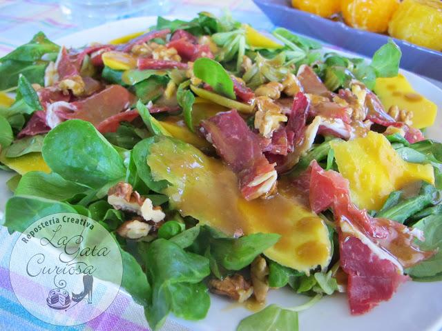 ENSALADA DE CANONIGOS CON JAMON Y MANGO ENSALADA DE CANONIGOS CON JAMON Y MANGO