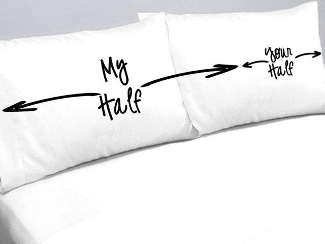 HORA DE REGALAR: Lo más friki de The Gadget Flow! http://cdn.thegadgetflow.com/wp-content/uploads/2013/10/My-Half-Your-Half-Pillowcases.jpg