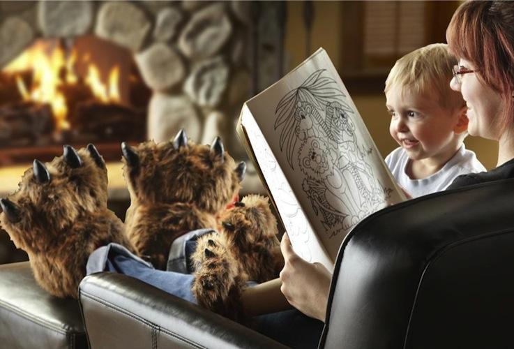 HORA DE REGALAR: Lo más friki de The Gadget Flow! http://cdn.thegadgetflow.com/wp-content/uploads/2013/09/Grizzly-Bear-Paw-Slippers.jpg