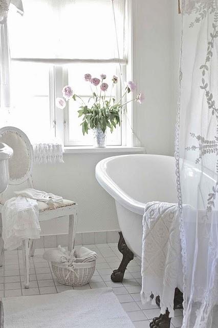 FOTOS:  Baños en color blanco