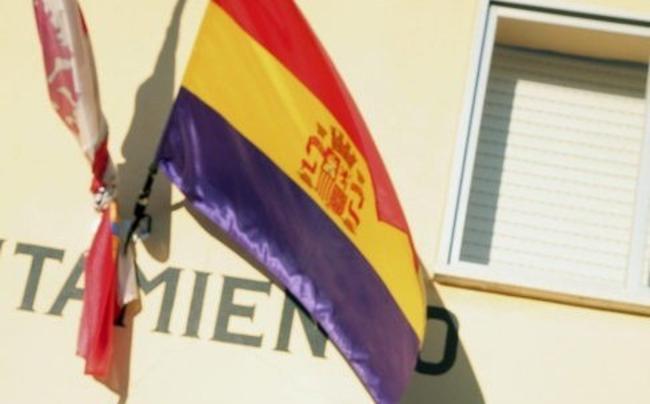 Una alcaldesa socialista iza la bandera republicana en un ayuntamiento salmantino