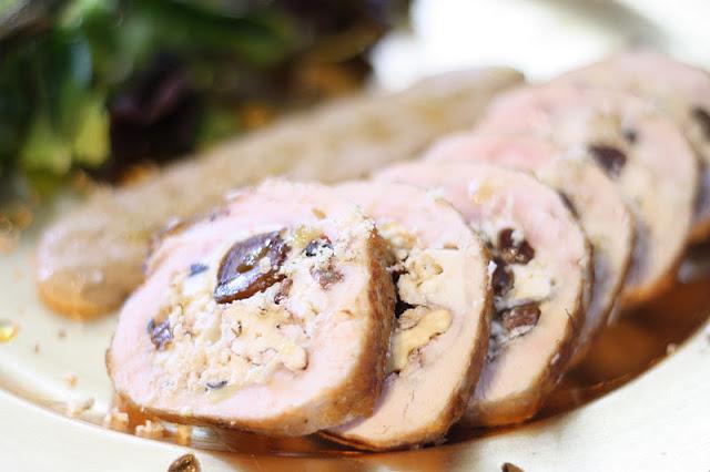 ROTI DE POLLO RELLENO DE NUECES, DÁTILES Y QUESO DE CABRA Y CREMA DE NUECES.