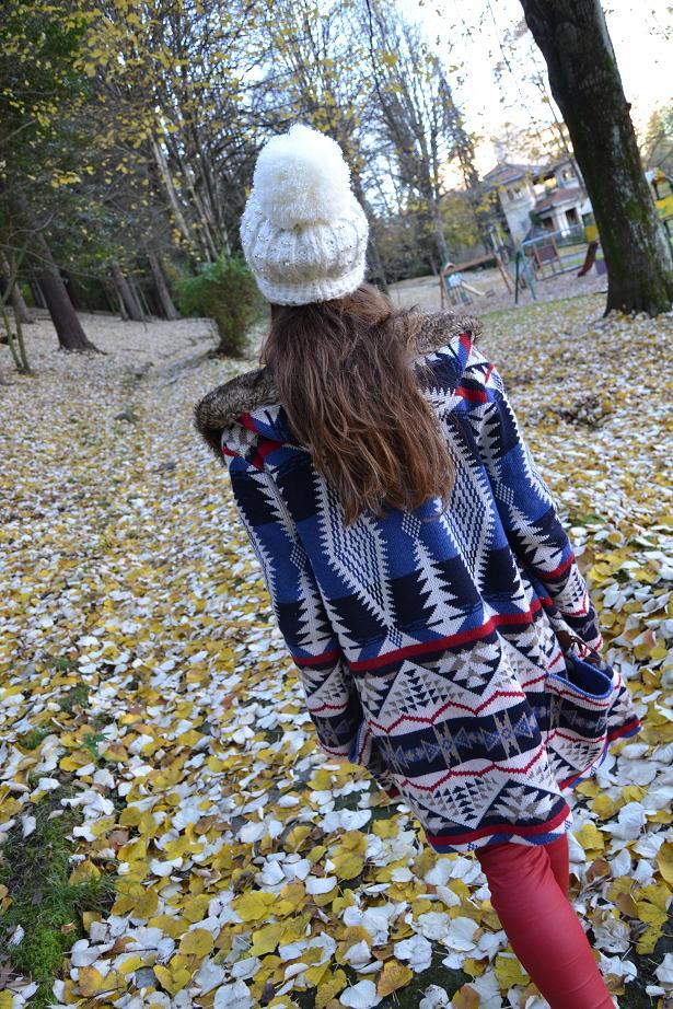 Red pants gorro con pompón